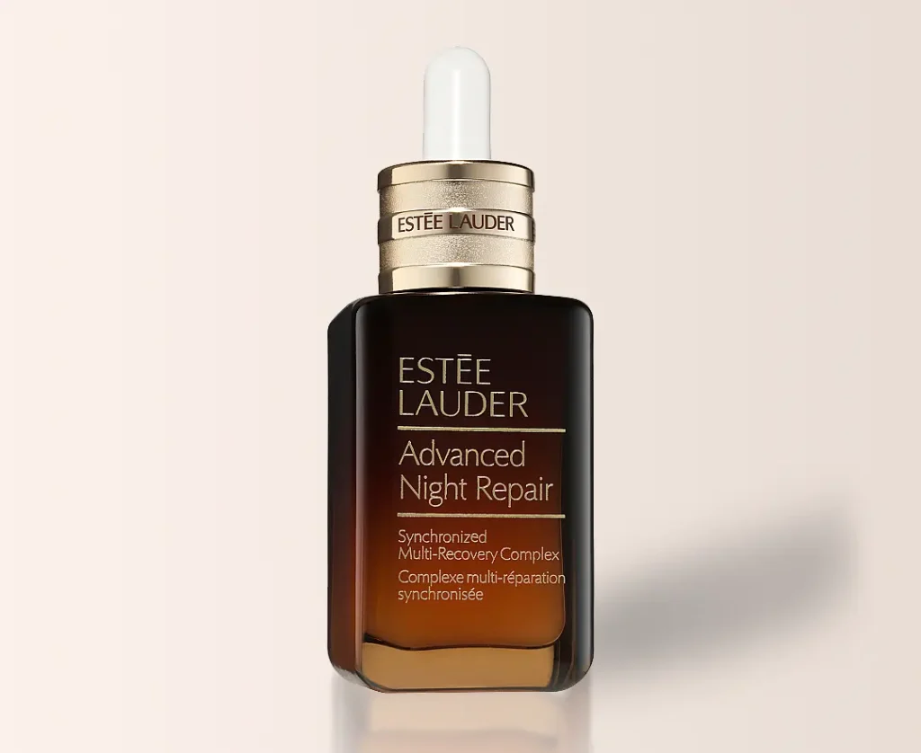 سرم Advanced Night Repair استی لادر برای آبرسانی و حمایت از ظاهر شاداب و لطیف پوست.