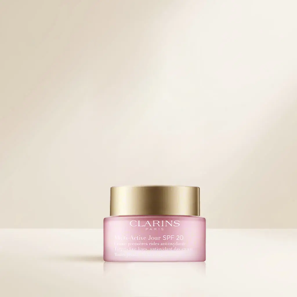 کرم روز مرطوبکننده جوانساز کلارنس (Clarins Anti-Aging Day Moisturizer) محصولی ایدهآل برای افرادی است که به دنبال حفظ جوانی، شادابی و رطوبت پوست خود هستند