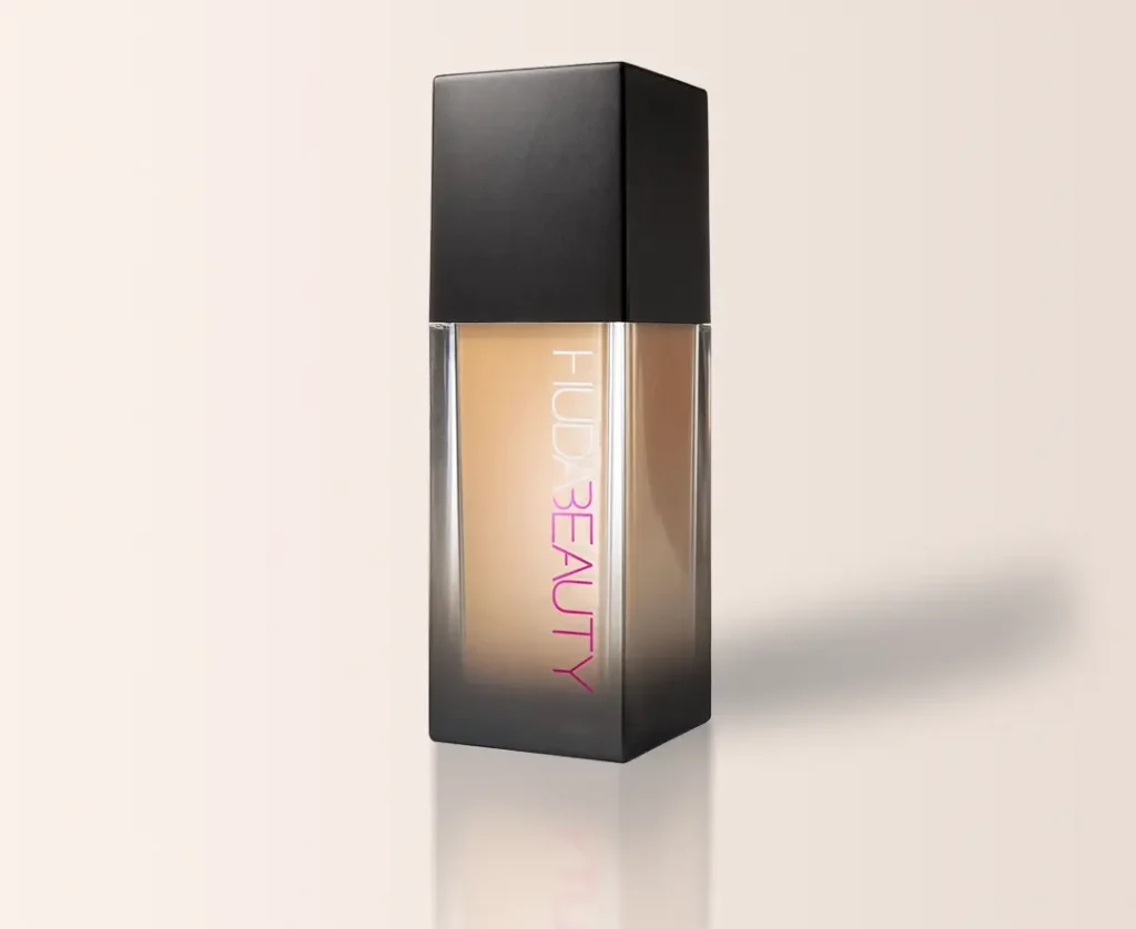 کرم پودر Huda Beauty #FauxFilter با پوشش بالا برای ایجاد ظاهر یکدست و صاف.
